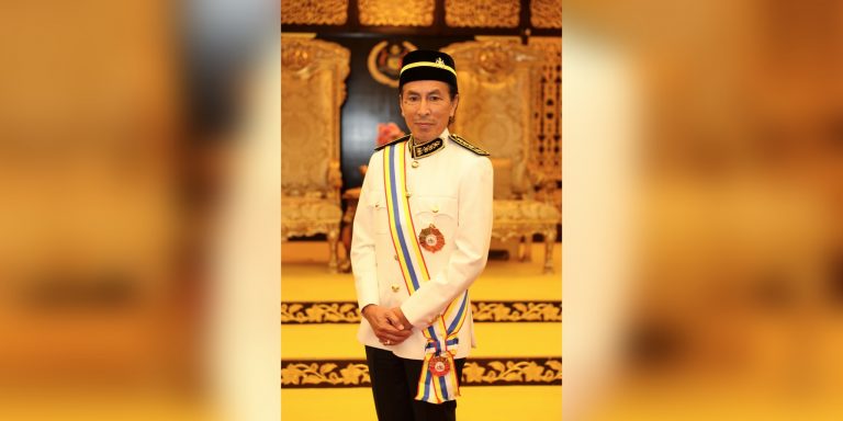 Amy Search terima pingat Datuk