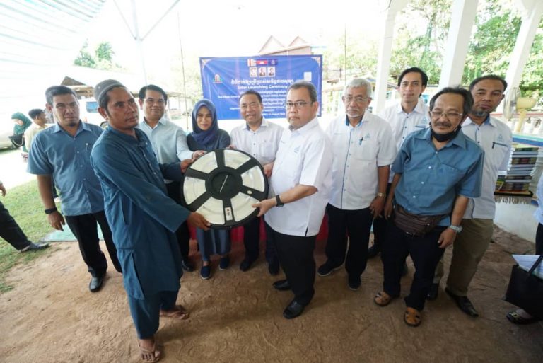 Lima masjid di Kemboja terima lampu solar daripada Angkasa