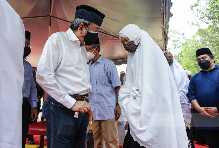 Jenazah Abdul Khalid selamat disemadikan di Makam Diraja Shah Alam