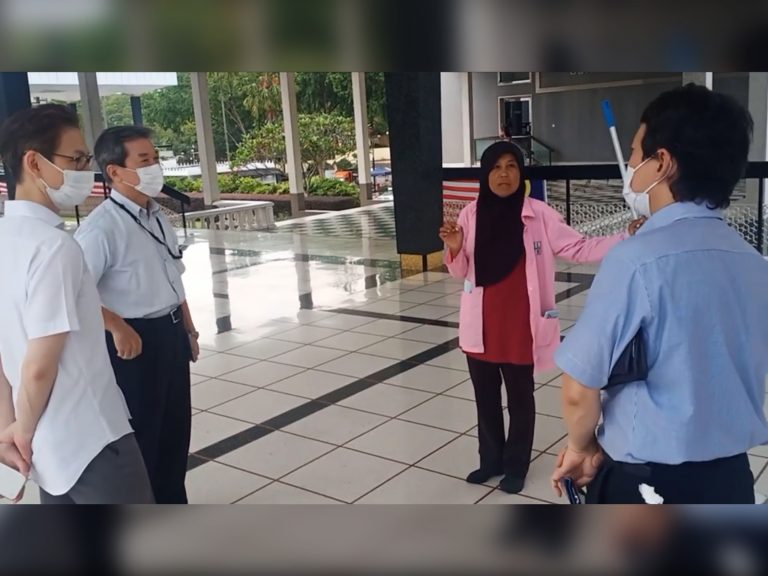 ‘Power’ gila mak cik ‘cleaner’ cakap Jepun disulam Inggeris