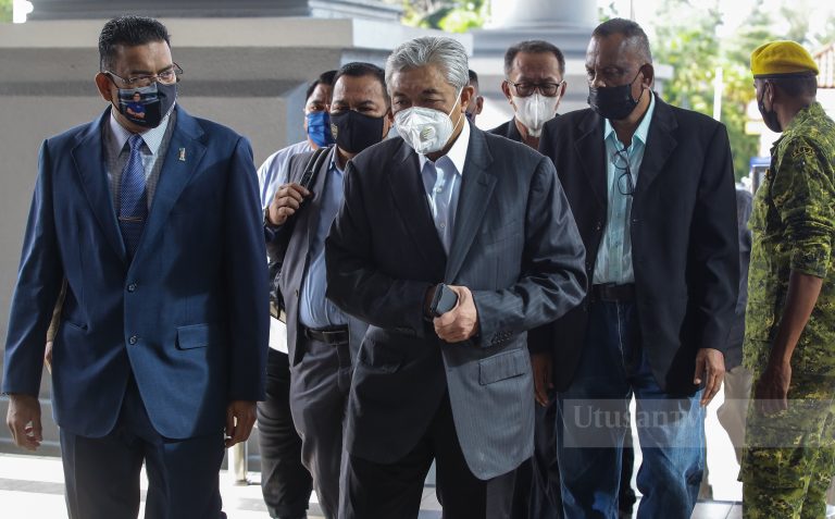 Ahmad Zahid terima suapan untuk diri sendiri