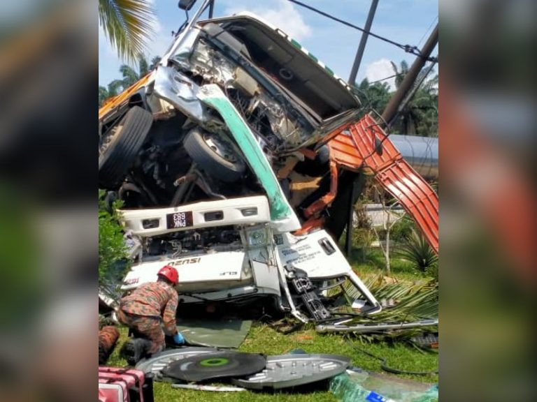 Pemandu lori parah dilanggar lori pasir