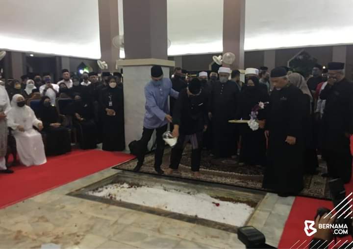 Jenazah Toh Puan Zurina dikebumikan di Makam Pahlawan Melaka