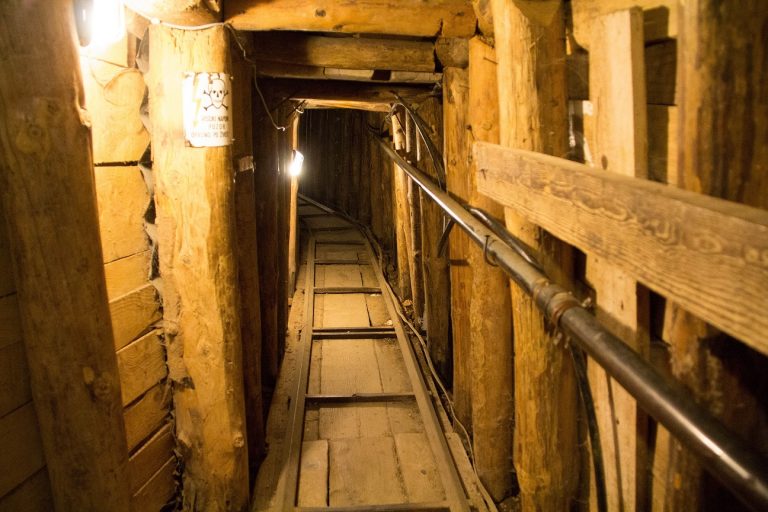 ‘Tunnel of life’ : Terowong rahsia umat Islam semasa perang Bosnia. Digali 24 jam sehari dengan upah hanya sekotak rokok