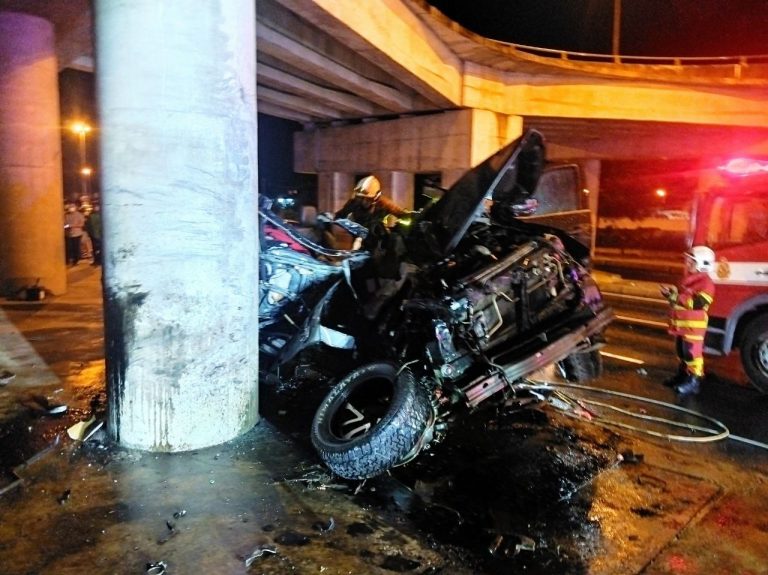 Tiga beranak maut, 4X4 rempuh tiang jejambat