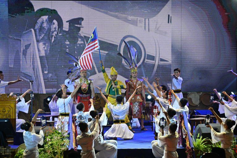 Sambutan Hari Malaysia 2022 mengagumkan – Annuar