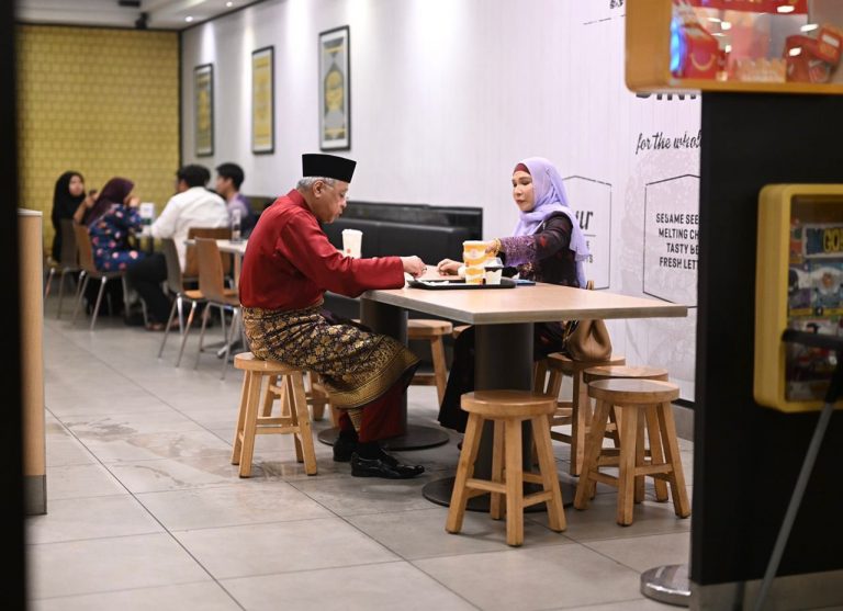 Imbau zaman bercinta, Ismail Sabri dan isteri ‘dating’ di McD