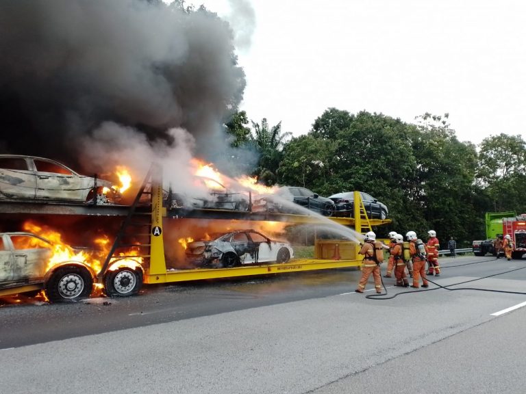 Lima kereta Honda baharu musnah terbakar