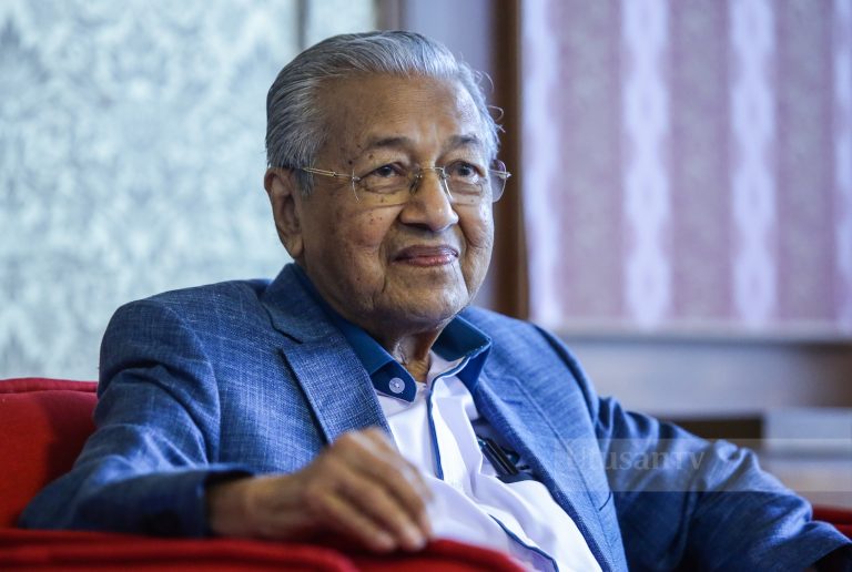 Tun M nafi persoal, hina institusi diraja