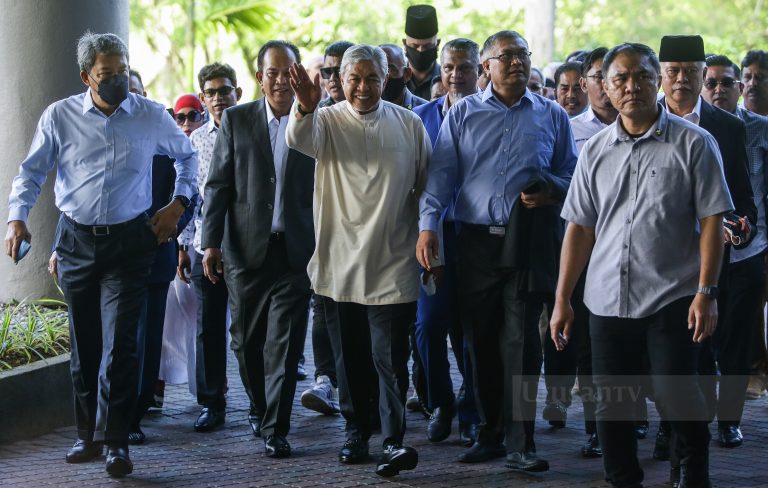 Ahmad Zahid tiba di Mahkamah Tinggi Shah Alam diiringi laungan ‘Hidup Presiden’