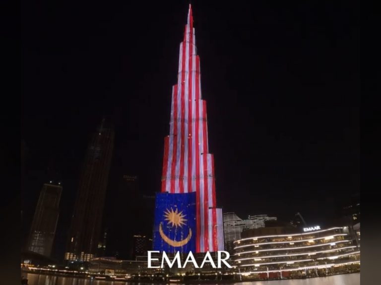 Merdeka 65 tahun, Jalur Gemilang berkibar gah di Burj Khalifa