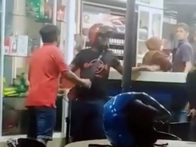 Bertengkar di restoran hanya kerana pesanan air