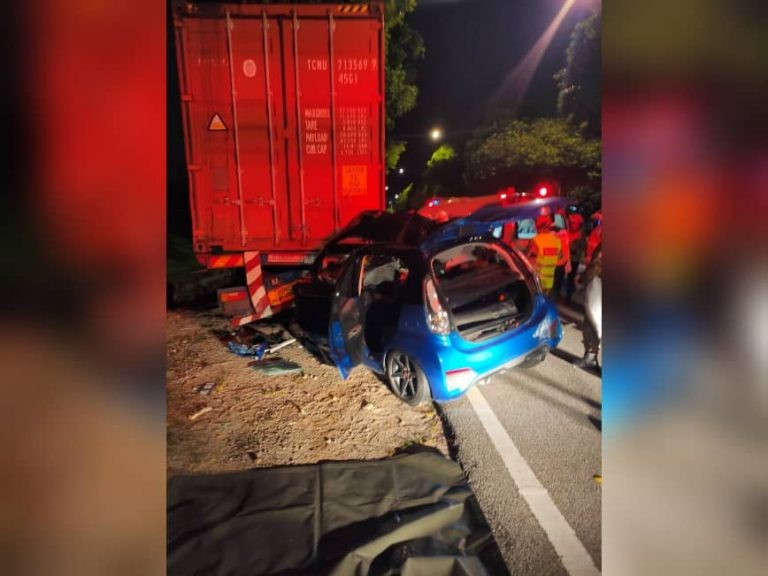 Dua maut Myvi rempuh belakang lori kontena di Ampang