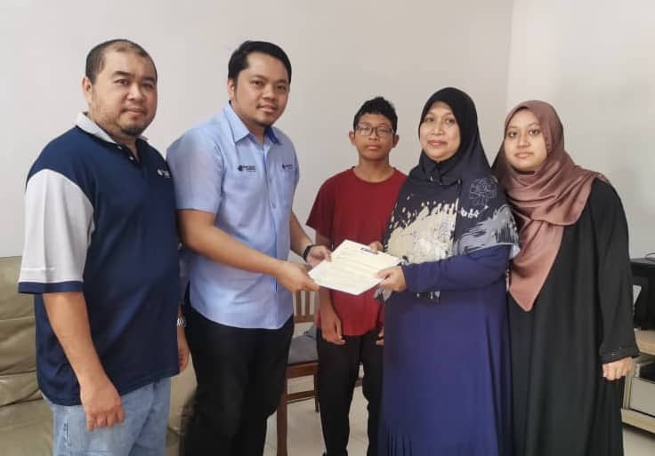 Waris pelajar YBR terima pampasan takaful RM12,564