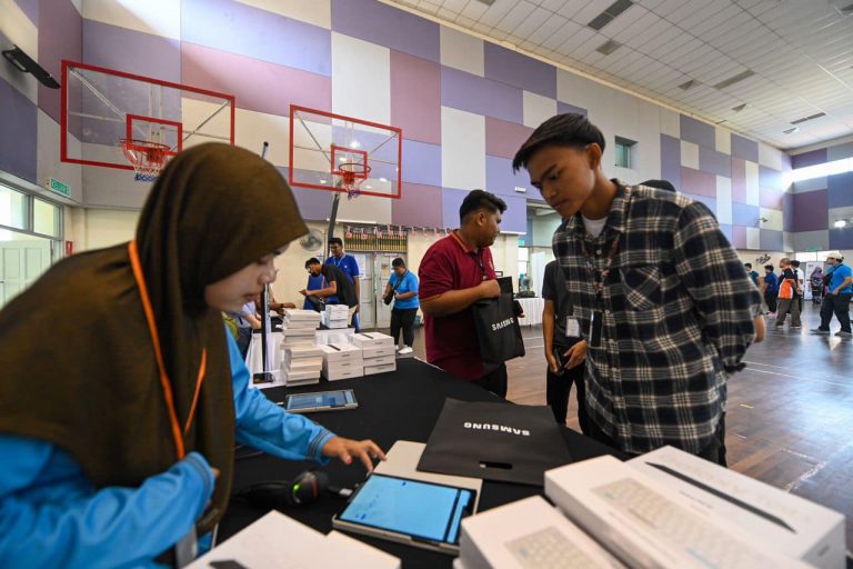 Lebih 300,000 permohonan diterima di bawah program PerantiSiswa – Annuar