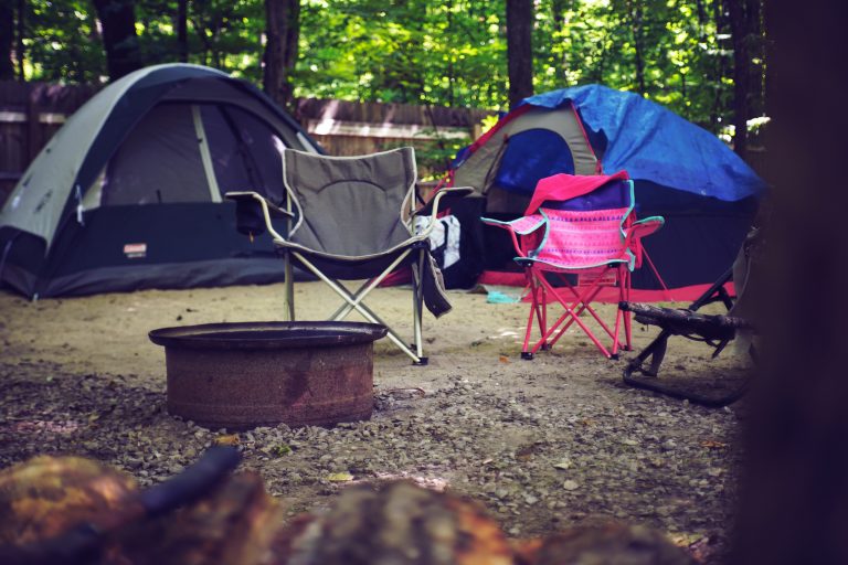 Puas borak 6 jam, baru tau status jiran khemah sebelah, – “Camping tak kenal status”