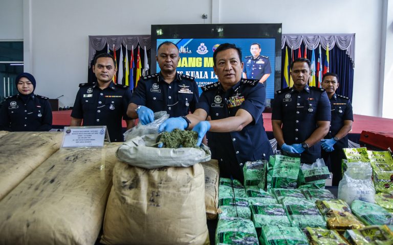 Pasangan kekasih miliki dadah magic mushroom RM1.4 juta ditahan