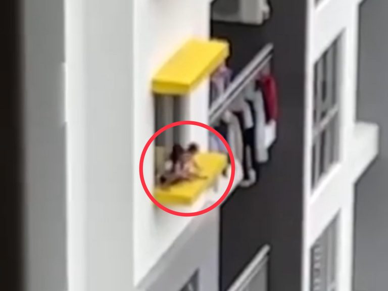Ibu bapa kanak-kanak bermain tepi balkoni tingkap dipanggil polis