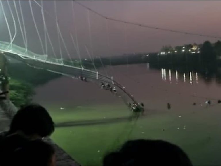 Jambatan gantung runtuh di Gujarat, India, 141 disahkan maut