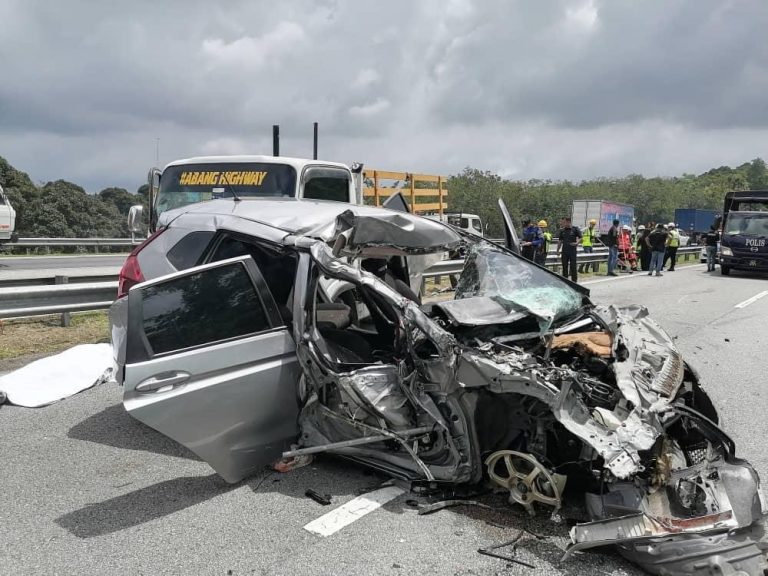 Tiga sekeluarga maut dalam kemalangan