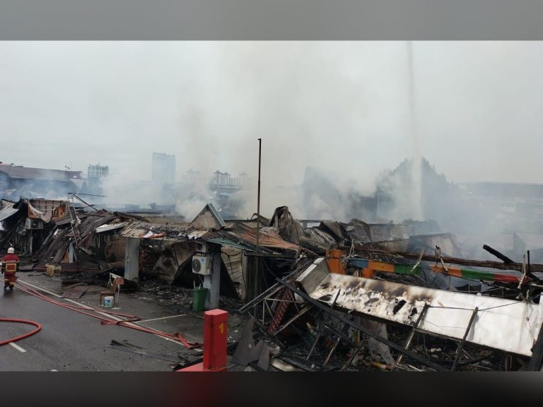 13 kedai hangus dijilat api dekat Pekan Baru Serdang