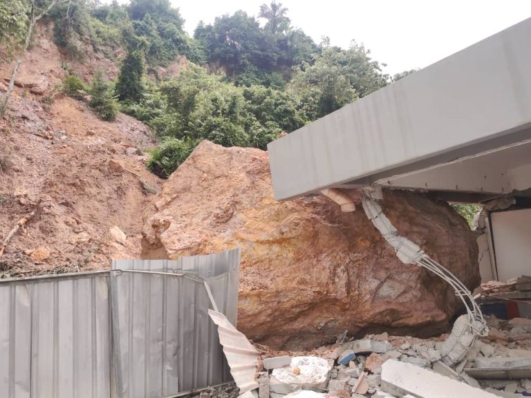 Pencawang TNB rosak dihempap bongkah batu
