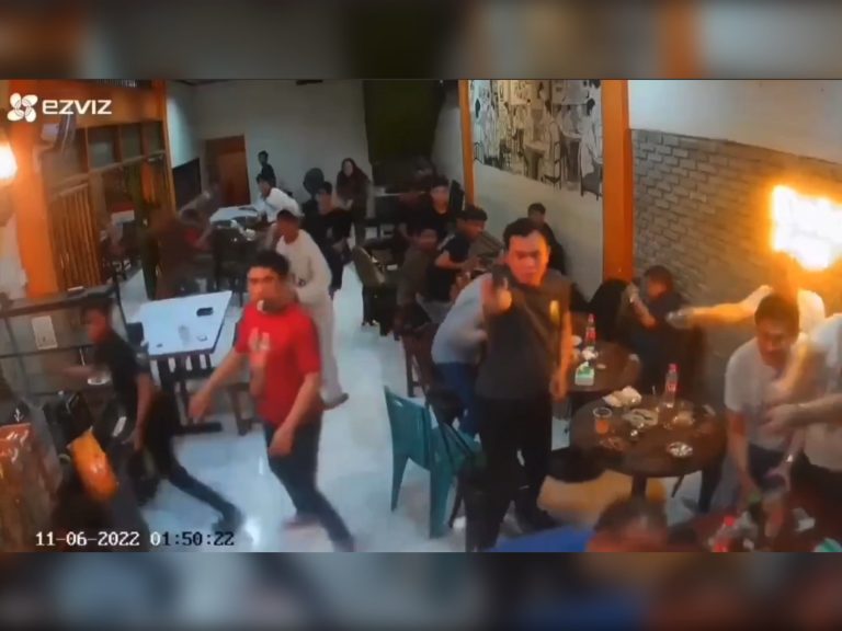 Sekumpulan pemuda berparang ‘salah tempat’ buat onar di kedai kopi dipenuhi polis