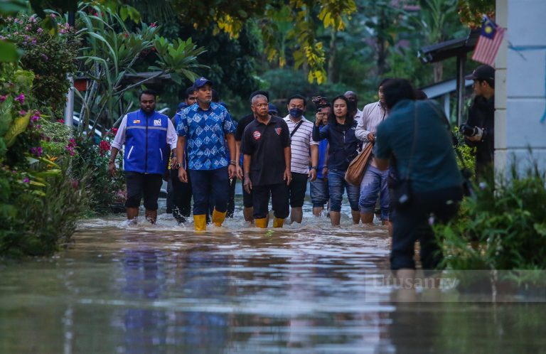 KJ lawat mangsa banjir di Kampung Melayu Subang