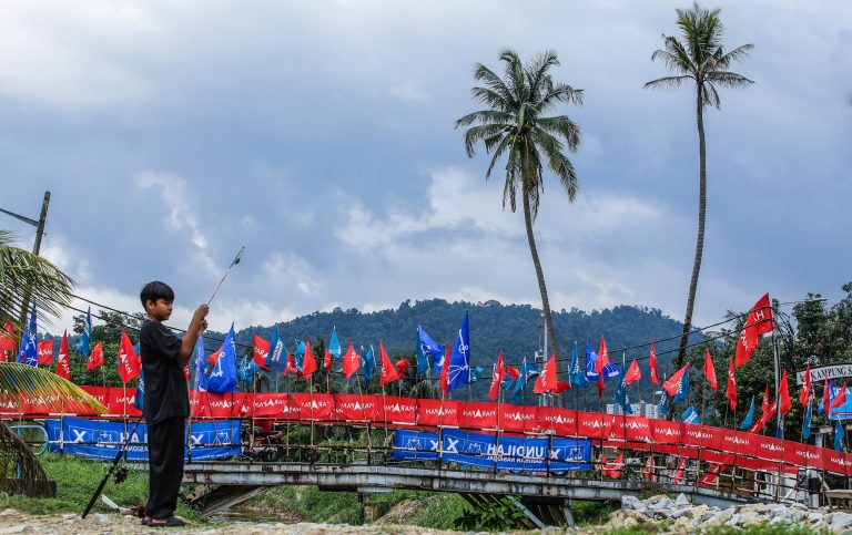 Deretan bendera parti politik berkibaran sempena Pilihan Raya Umum ke-15 di sekitar Kampung Sungai Kertas, Batu Caves. GAMBAR: Abd Razak Aid