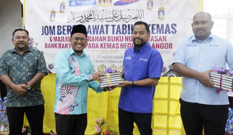 YBR sumbang 850 set buku Nuri kepada KEMAS Selangor