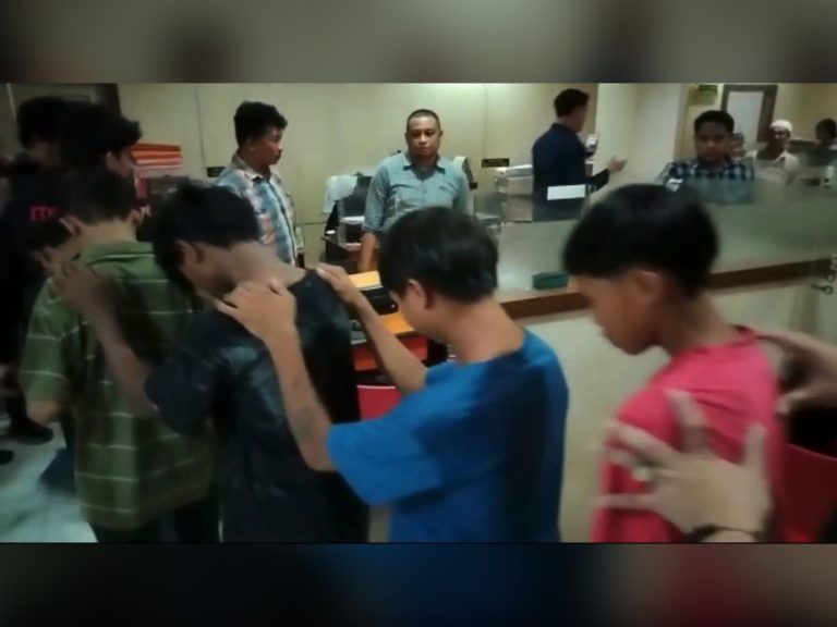 Tujuh pemuda ditahan selepas serang kedai kopi dipenuhi polis