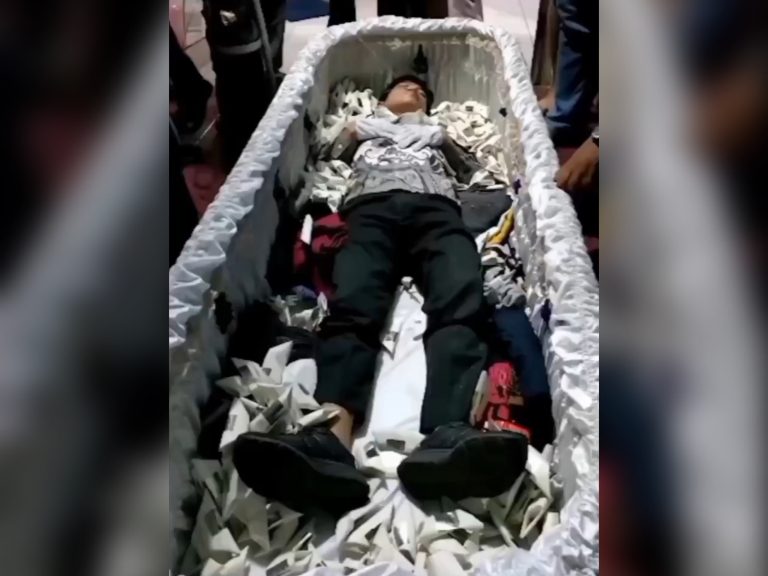 Lelaki disangka mati, hidup kembali ketika keranda dibuka