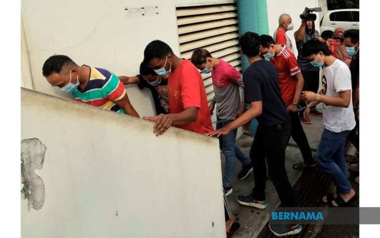 Tujuh lelaki didakwa khianat rosak, terbalikkan kereta