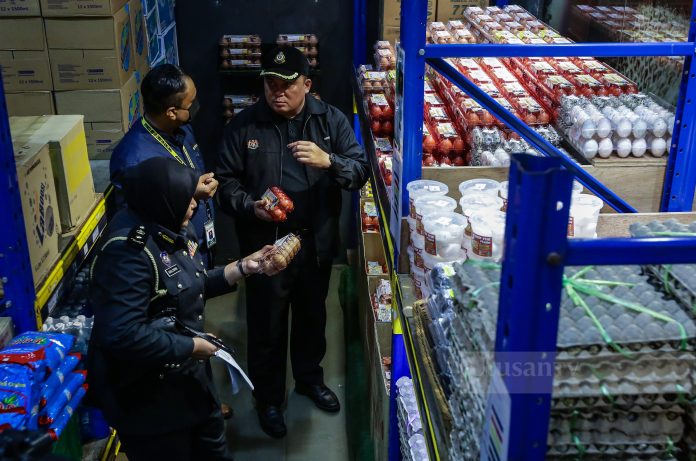 Pengarah KPDNHEP Wilayah Persekutuan, Ariffin Samsudin (tengah) bersama pegawainya memeriksa bekalan telur ayam ketika mengadakan pemantauan bekalan telur ayam disalah sebuah pasaraya di Setiawangsa, hari ini. GAMBAR: Abd Razak Aid