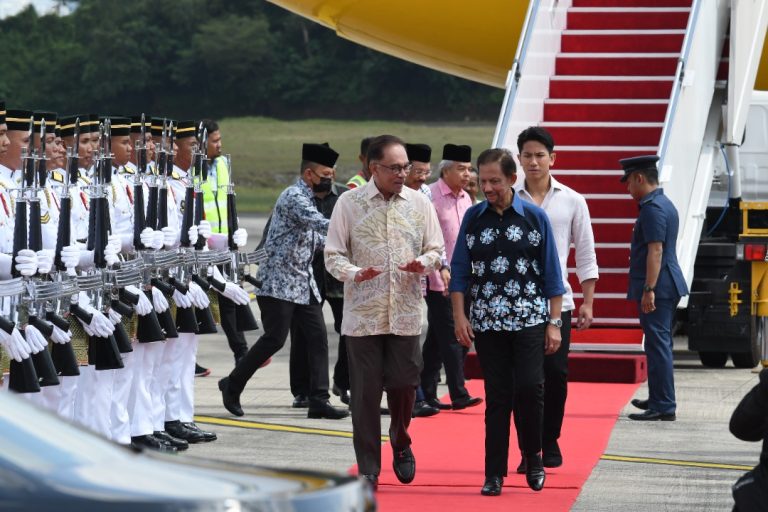 Sultan Brunei pandu sendiri kereta bawa Anwar ke Seri Perdana