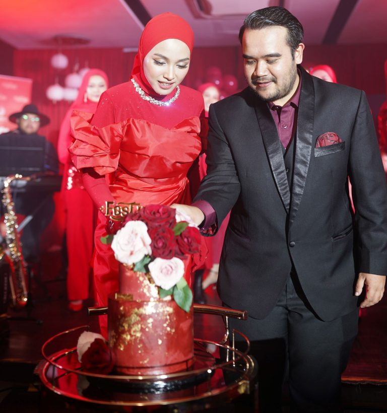Asyraf Khalid pernah dilarang kahwin muda dengan Tya Arifin tapi tetap berdegil dan kini lihatlah hasilnya…