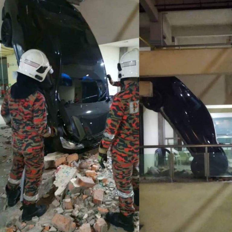 2 individu berdepan detik cemas kereta terjunam dalam pusat beli-belah