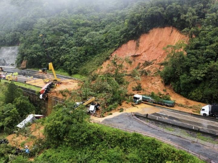 Dua terbunuh, 30 masih hilang dalam kejadian tanah runtuh di Brazil