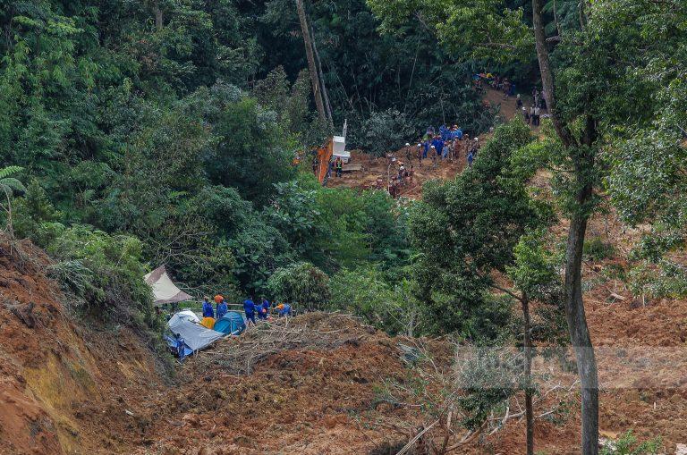 Tanah runtuh: Angka korban meningkat 21 orang, 12 masih hilang