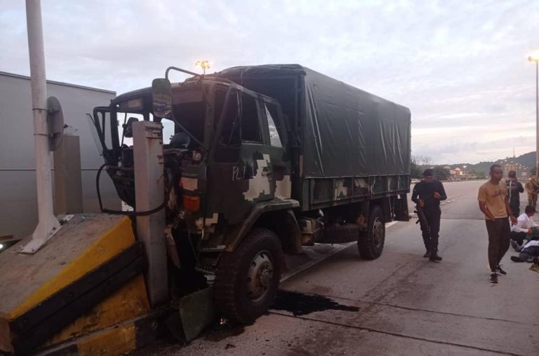 Lori ATM bawa Perajurit Muda langgar tembok tol, empat parah