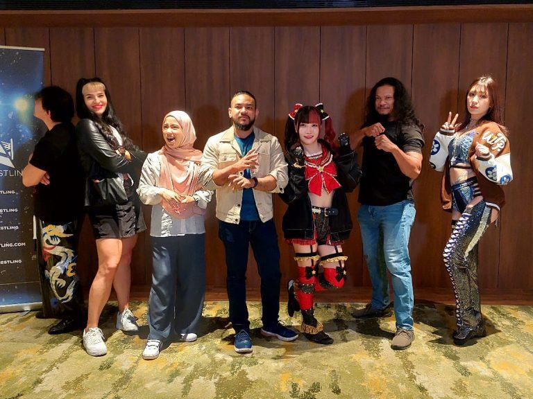 Shaukat (tengah) bersama penggusti profesional tempatan dan antarabangsa yang akan beraksi dalam Apac Wrestling RISE!.
