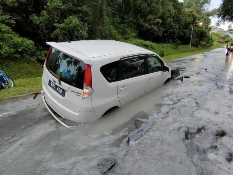 Alza tersangkut dalam lubang paip pecah dekat Port Dickson