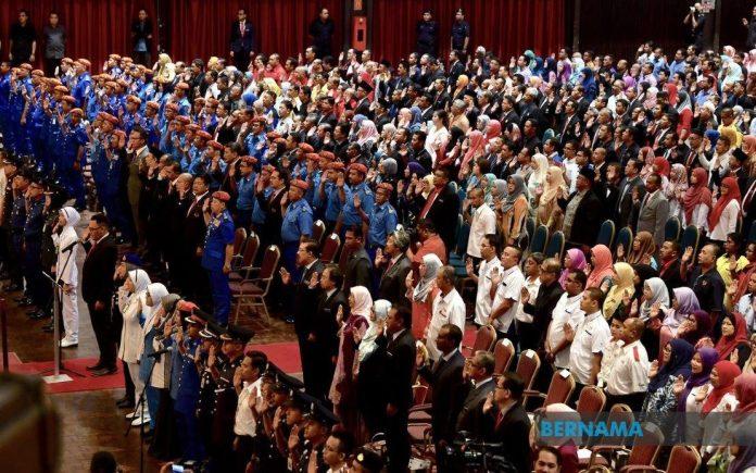 Cuepacs sentiasa menekankan faktor gaji tidak setara dengan kos kehidupan dalam kalangan kakitangan awam. - Gambar hiasan