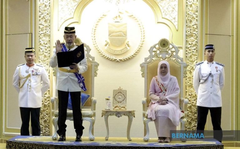 Tun Juhar lafaz sumpah jawatan Yang Dipertua Negeri Sabah