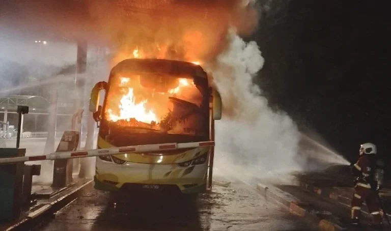 Bas persiaran dinaiki 44 penumpang terbakar