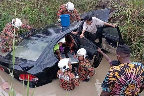 Wanita maut, kereta dipandu tunang terjunam parit