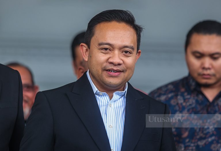 Aksi biadab The 1975: Fahmi perlu letak jawatan – Wan Saiful