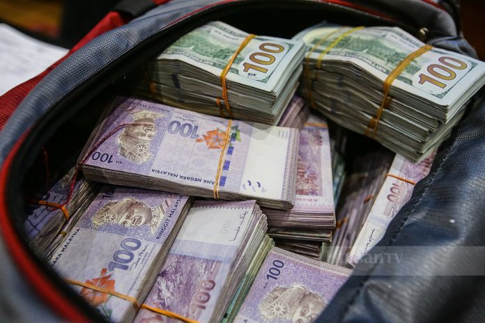 Sebahagian daripada pelbagai mata wang yang berjaya dirampas ketika mengadakan sidang media kejayaan SPRM dan Imigresen menumpaskan sindiket penipuan atas talian (scammer) yang didalangi warga asing di Ibu Pejabat Imigresen Putrajaya, baru-baru ini.