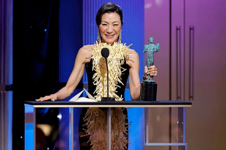 Michelle Yeoh sekali lagi catat momen termanis, jadi wanita Asia pertama menangi anugerah SAG