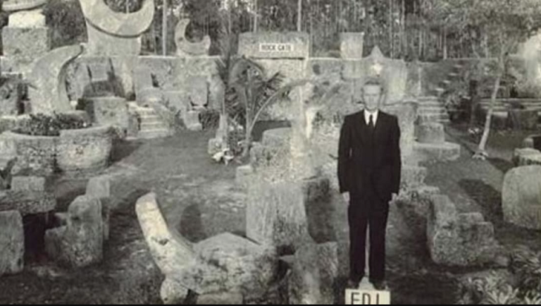 Hanya bekerja waktu malam, batu-batu bergerak dan terapung sendiri. Karya agung lelaki ini terus menjadi misteri